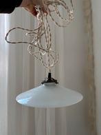 Vintage Franse hanglamp met melkglazen kap, Huis en Inrichting, Lampen | Hanglampen, Ophalen of Verzenden, Zo goed als nieuw, Glas