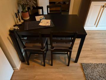 Eettafel met stoelen beschikbaar voor biedingen