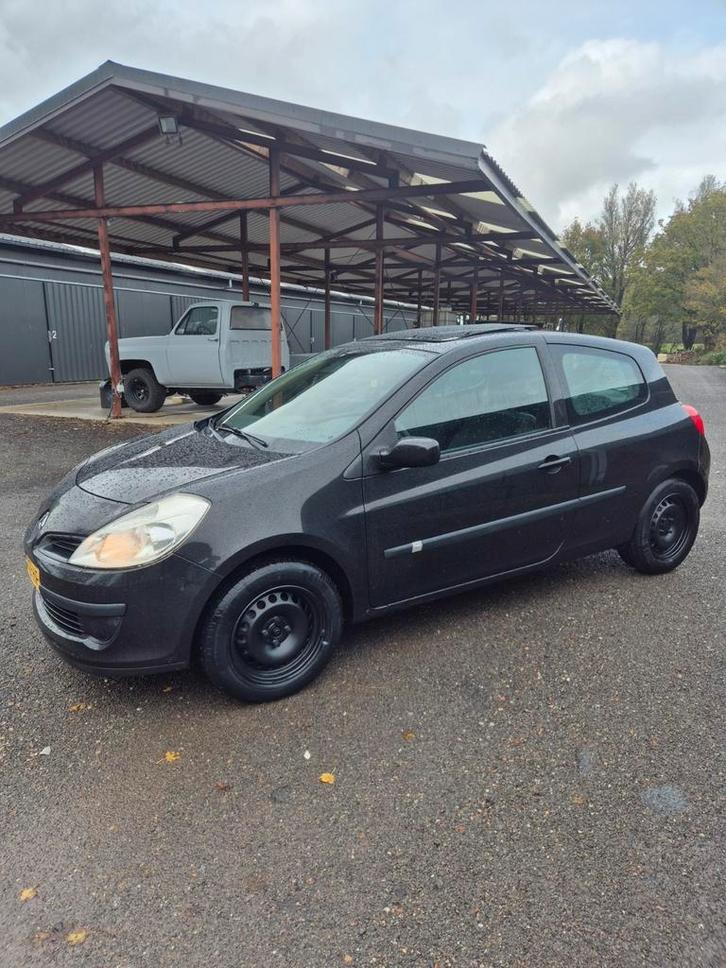 Renault Clio 1.2 16V 75 pk 3D 2007 Zwart, Auto's, Renault, Particulier, Clio, ABS, Airbags, Bluetooth, Centrale vergrendeling