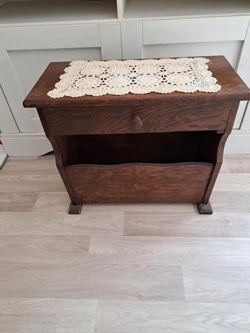 SCHITTEREND VINTAGE EIKEN LECTUURTAFELTJE MET LADE  beschikbaar voor biedingen