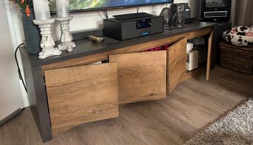 Tv. Kast met 4 deuren beschikbaar voor biedingen