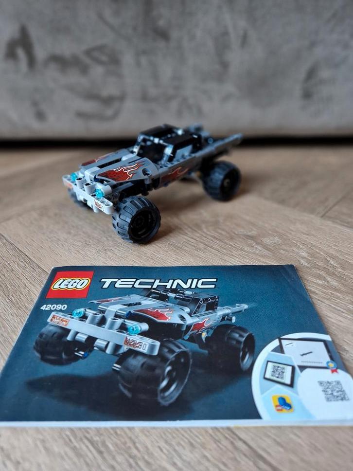 Lego Technic 42090 Vluchtwagen, Hobby en Vrije tijd, Modelbouw | Radiografisch | Auto's, Zo goed als nieuw, Auto offroad, Overige typen