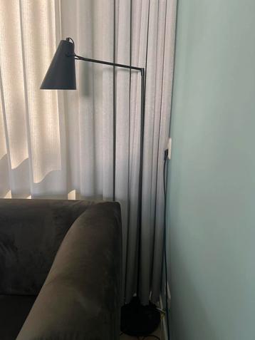 Zwarte vloerlamp - stijlvol & modern beschikbaar voor biedingen