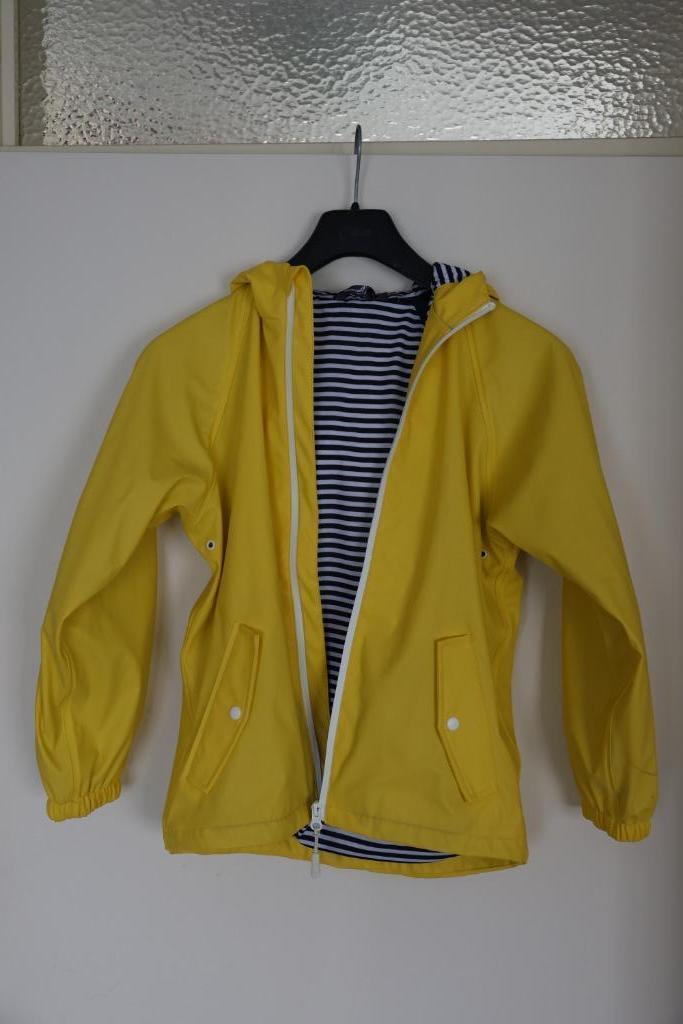 Gele regenjas met gestreepte voering – maat 140, Caravans en Kamperen, Regenkleding, Zo goed als nieuw, Regenjas, Kinderen, Ophalen of Verzenden