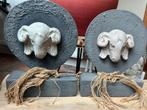 2x houtendecoratie ornament met gipsen ramskop H26, Ophalen of Verzenden, Gebruikt