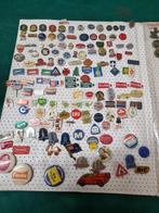 speldjes met rode map met 187 speldjes, Verzamelen, Speldjes, Pins en Buttons, Ophalen of Verzenden, 'T Olde Gre-j, Info@toldegrej.nl