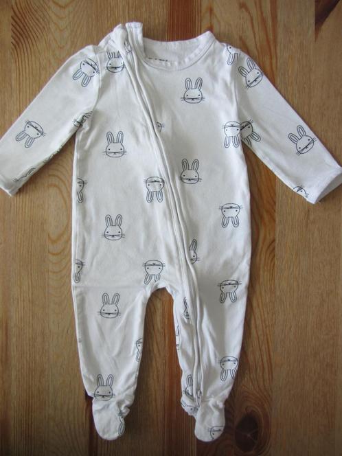 Wit pakje met konijntjes HenM maat 74, Kinderen en Baby's, Babykleding | Maat 74, Zo goed als nieuw, Meisje, Pakje, Ophalen of Verzenden