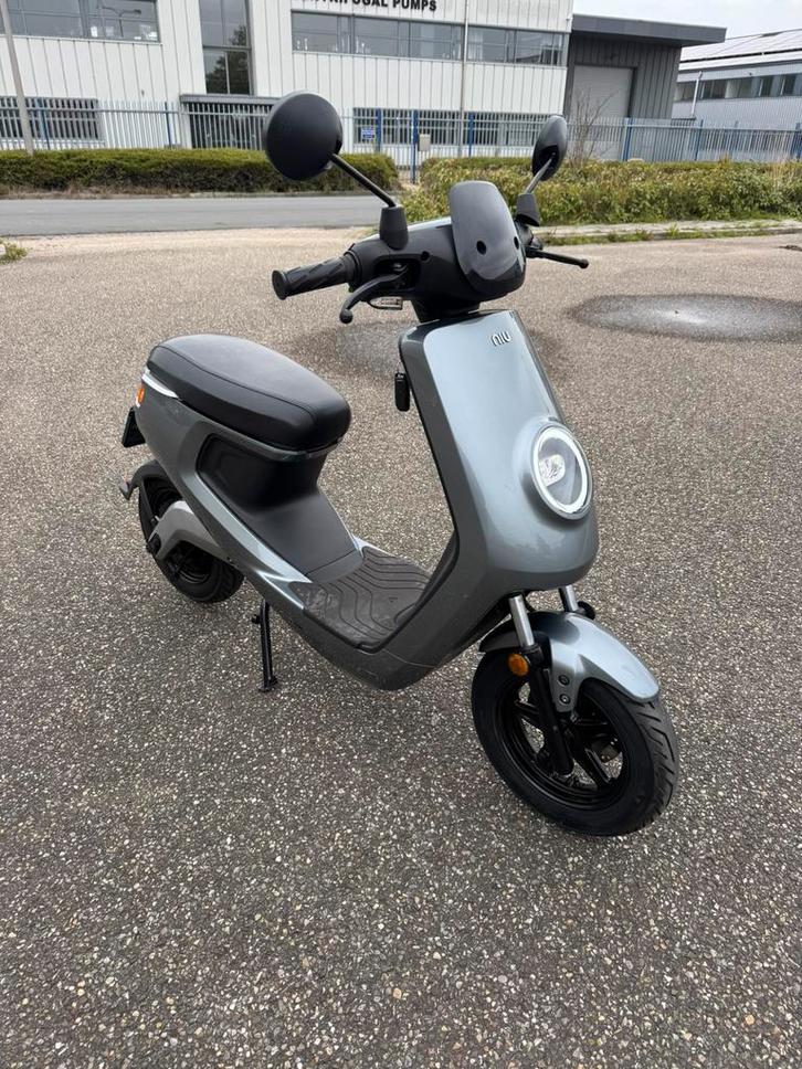 Niu MQ1sport gele plaat elektrische scooter, Fietsen en Brommers, Elektrische fietsen, Gebruikt, Overige merken, 30 tot 50 km per accu