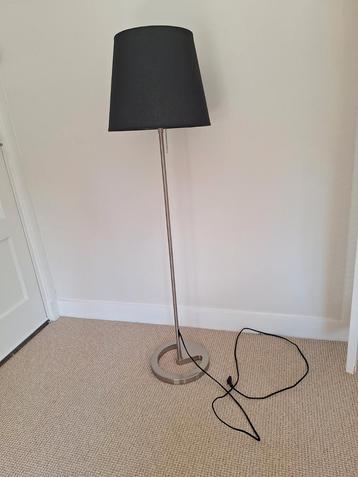 Staande vloerlamp met zwarte kap  beschikbaar voor biedingen