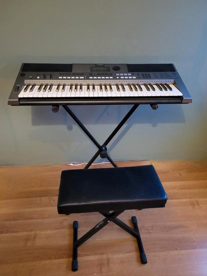 Yamaha PSR-E443 Keyboard, Hoes, Krukje, Statief (als nieuw), Muziek en Instrumenten, Keyboards, Zo goed als nieuw, 61 toetsen
