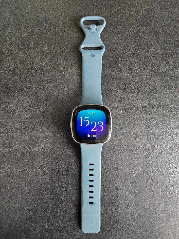 Fitbit Versa 4 (NIEUW), Sieraden, Tassen en Uiterlijk, Sporthorloges, Nieuw, Android, Blauw, Ophalen of Verzenden