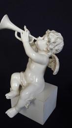 Figurine ENGEL met Schalmei <> PUTTO zittend op BLOK, 22 cm., Antiek en Kunst, Kunst | Beelden en Houtsnijwerken, Ophalen of Verzenden