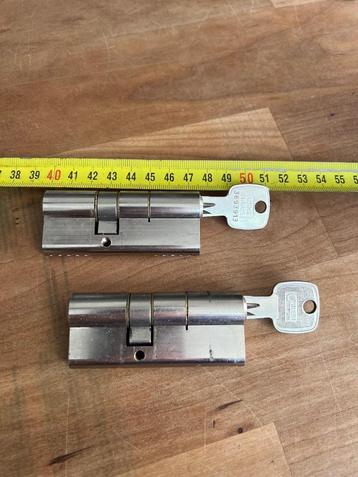 2 cilinders 75mm met 2 sleutels, 2 sterren keurmerk. beschikbaar voor biedingen
