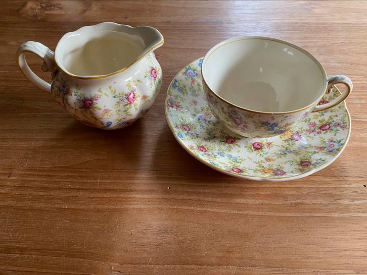 Kop en schotel en melkkannetje met bloemmotief -zuidholland, Antiek en Kunst, Antiek | Servies los, Ophalen of Verzenden