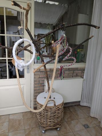 Grote verrijdbare, demontabele PAPEGAAIENBOOM met speelgoed beschikbaar voor biedingen