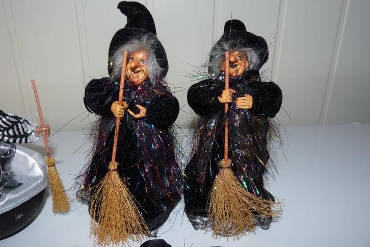 nieuwe heksen 2 staand en 1 vliegend (tuincentrum), Hobby en Vrije tijd, Feestartikelen, Nieuw, Versiering, Halloween of Griezel