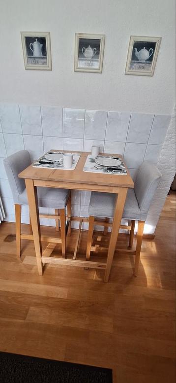 IKEA "Bjorküdden" bartafel en " Bergmund" barkrukken beschikbaar voor biedingen