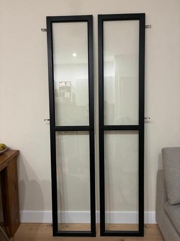 Twee Kastdeuren met Glas beschikbaar voor biedingen