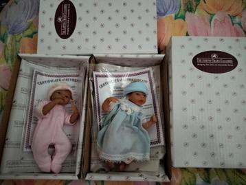 Kleine Mini Aston Drake popjes 12 cm in slaap zakje  beschikbaar voor biedingen