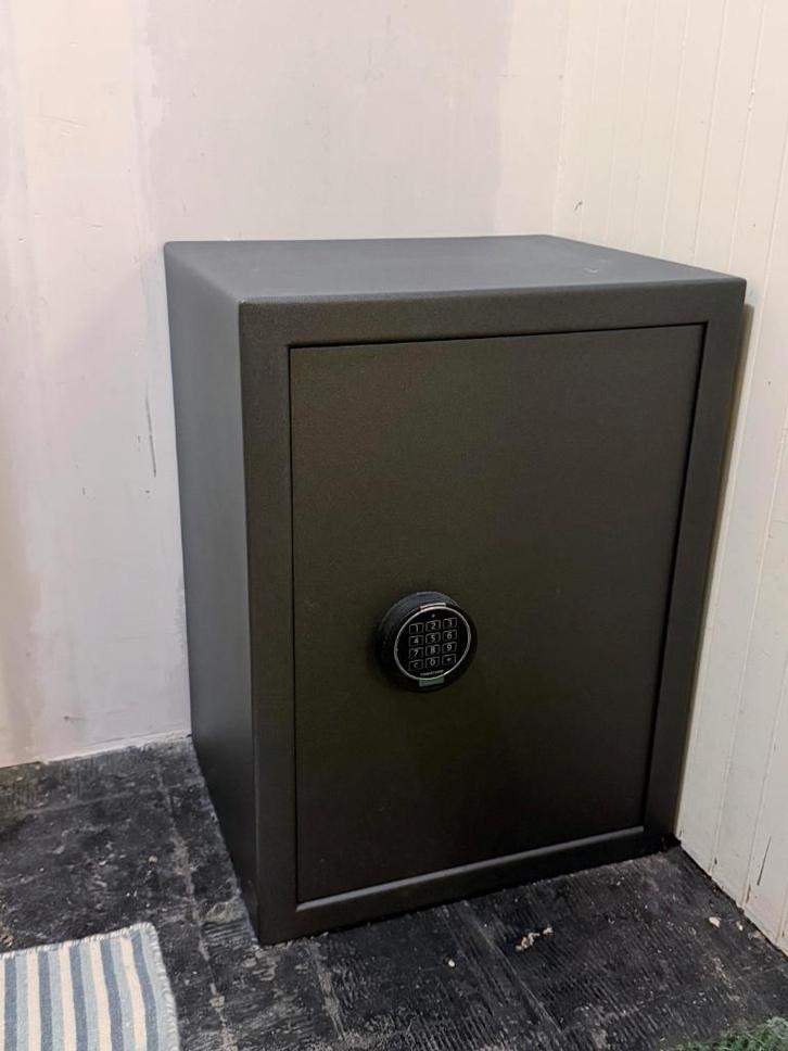 Kluis met elektrisch codeslot., Huis en Inrichting, Brandblussers en Brandkasten, Gebruikt, Brandkast, Ophalen