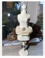 Decoratieve toonbank pop met antieke broche met Kant rok, Ophalen of Verzenden