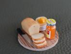 Plankje met brood, bordjes met sneetje brood, potje jam., Ophalen of Verzenden, Nieuw, Gebruiksvoorwerp