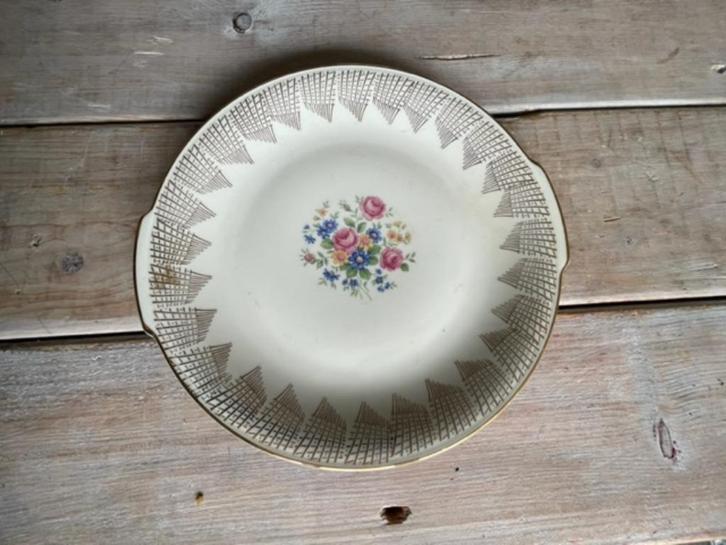 Platte vintage schaal. Roosjes / plukboeket. Goud porselein., Antiek en Kunst, Antiek | Servies los, Ophalen
