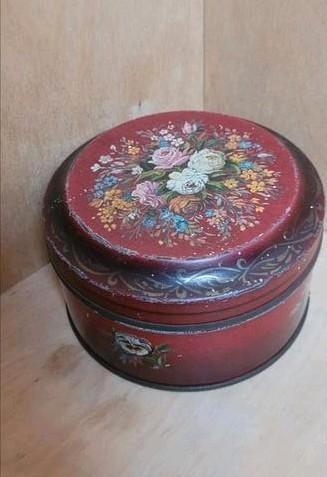 Vintage handbeschilderd blik met bloemendecor beschikbaar voor biedingen