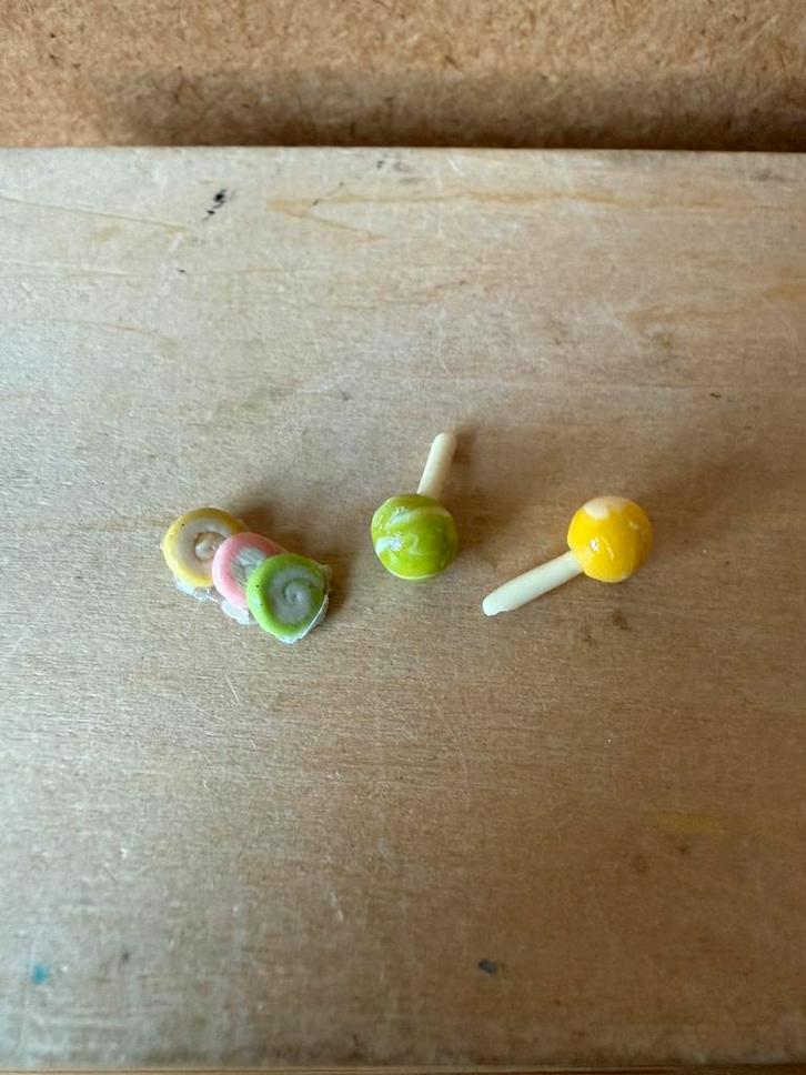 2x lolly en snoep - maat op foto, Verzamelen, Poppenhuizen en Toebehoren, Zo goed als nieuw, Poppenhuis, Ophalen of Verzenden