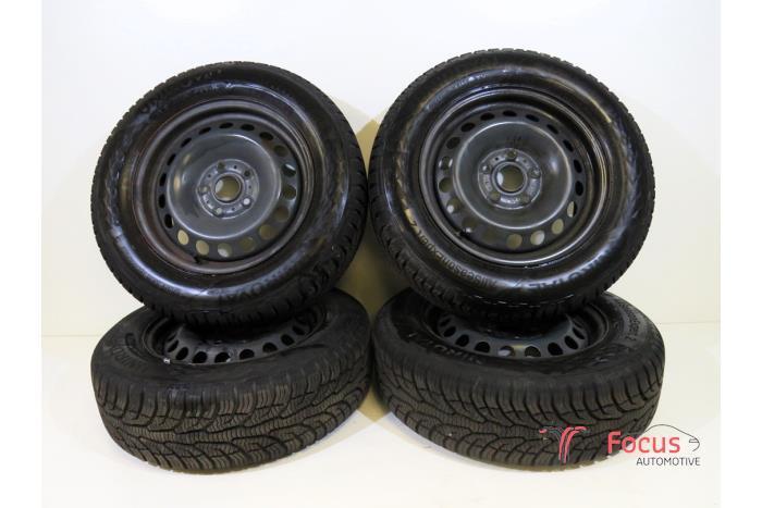 Velgen set + winterbanden van een Volkswagen Golf, Auto-onderdelen, Banden en Velgen, Personenwagen, Gebruikt, 6 maanden garantie