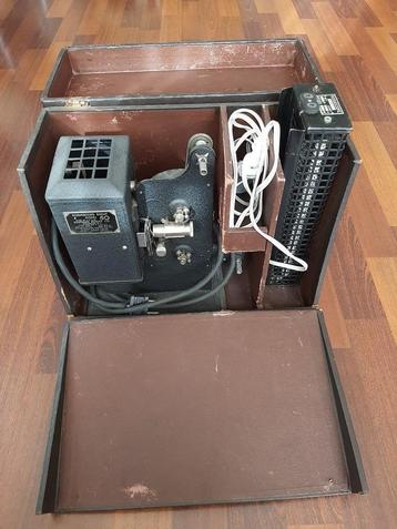 Vintage Kodak Kodascope Eight-50 Filmprojector in doos 1940 beschikbaar voor biedingen