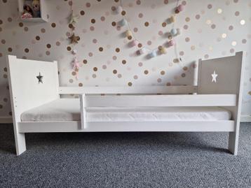 Juniorbed wit met ster en uitvalbeveiliging beschikbaar voor biedingen