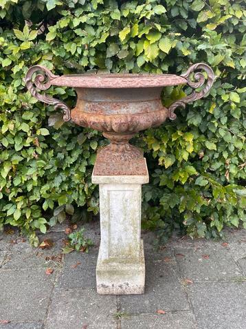 gietijzeren tiuinvaas oorvaas bloempot op console beschikbaar voor biedingen