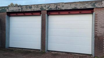 2 Elektrische Garagedeuren / Sectionaaldeuren beschikbaar voor biedingen