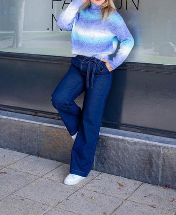 Donkerblauwe jeans met contrasterende naden beschikbaar voor biedingen