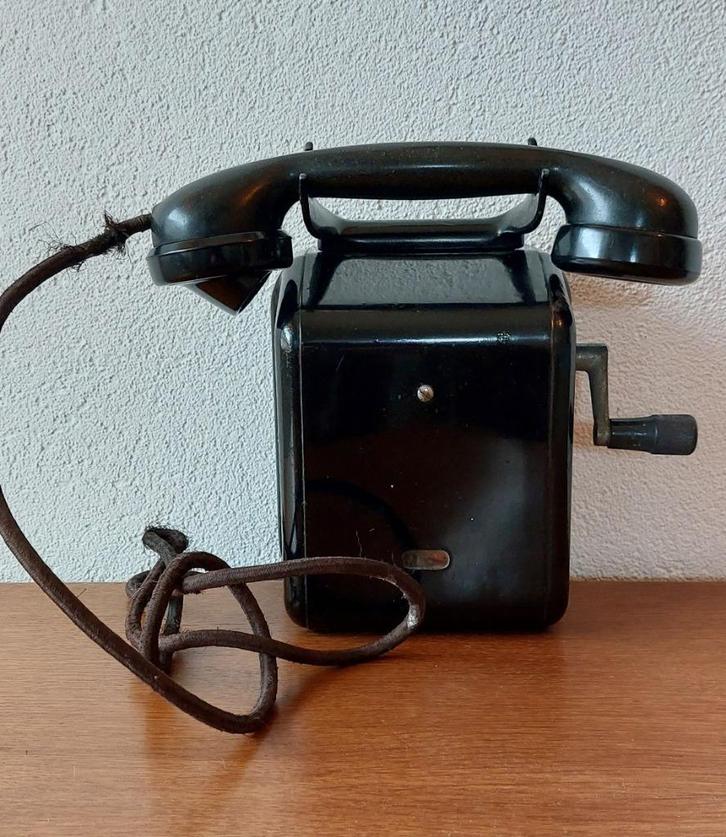 ANTIEKE METALEN WANDTELEFOON IN  GOEDE STAAT. COLLECTIESTUK, Telecommunicatie, Vaste telefoons | Niet Draadloos, Gebruikt, Bakeliet