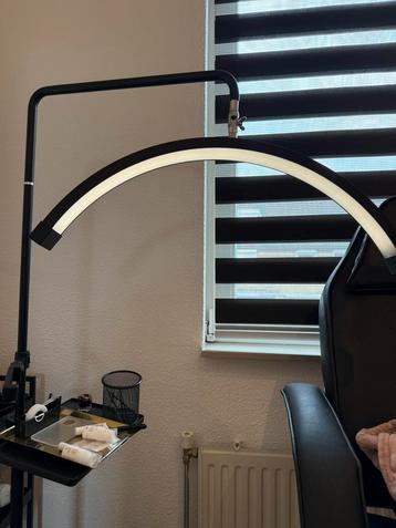 Maanvormige lamp beschikbaar voor biedingen