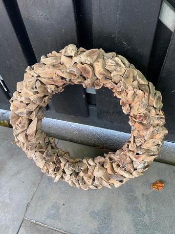 Decoratieve houten krans beschikbaar voor biedingen