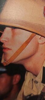 Gezocht : rood zwart schildje voor op %% tropenhelm., Ophalen of Verzenden, Nederland, Embleem of Badge