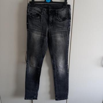 Zwarte spijkerbroek C&A maat 36 beschikbaar voor biedingen