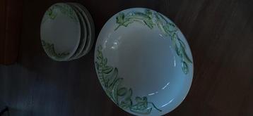 Salade schaal met borden. beschikbaar voor biedingen