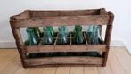 Leuke groene flessen in houten bak, Huis en Inrichting, Woonaccessoires | Vazen, Minder dan 50 cm, Groen, Glas, Gebruikt