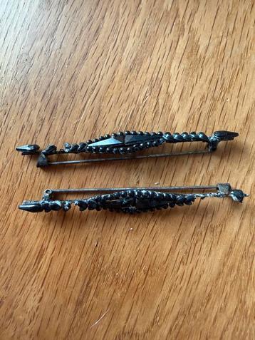 Victoriaanse rouwspelden (mourning pins) beschikbaar voor biedingen