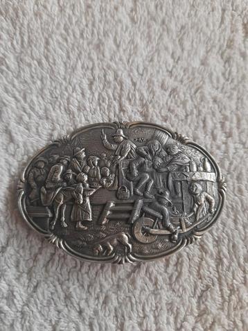 Vintage Zilverkleurige Broche met Tafereel beschikbaar voor biedingen