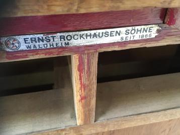 Mid- century dressoir met schuifdeuren beschikbaar voor biedingen