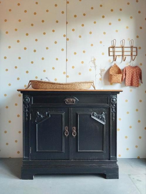 Vintage commode van massief hout / matzwart dressoir, Kinderen en Baby's, Kinderkamer | Commodes en Kasten, Zo goed als nieuw