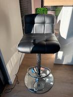 2 retro barkrukken met witte kuip achterkant, 2 krukken, Ophalen, Zo goed als nieuw, 60 tot 90 cm