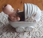 Mini porseleinen kinderwagen en mini porseleinen poppetje, Antiek en Kunst, Curiosa en Brocante, Ophalen of Verzenden
