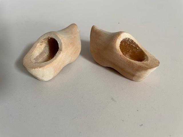 Setje van 2 kleine houten klompjes voor pop. Poppen klompen, Kinderen en Baby's, Speelgoed | Poppen, Zo goed als nieuw, Overige typen