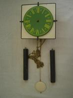 Vintage wandklok met emaille wijzerplaat (loopt niet), Antiek en Kunst, Ophalen of Verzenden